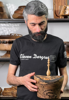 آجیل خوری در دار لبه پوستی